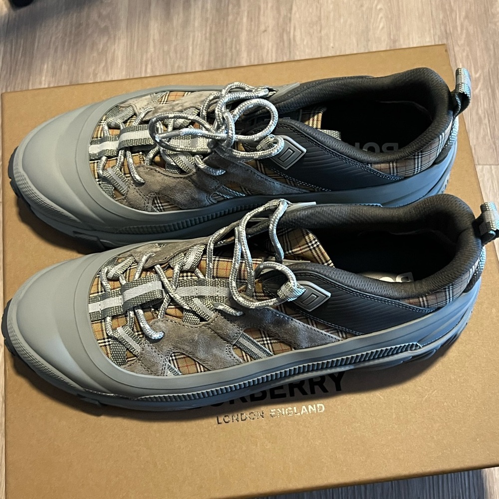Burberry Arthur Brand New Size 44 = 11Mens - Picture 3 of 10